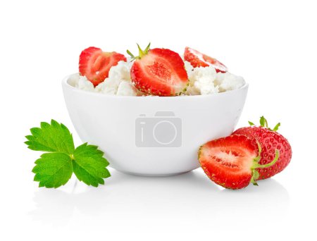 Téléchargez les photos : Fromage cottage aux fraises rouges mûres dans un bol blanc. F - en image libre de droit