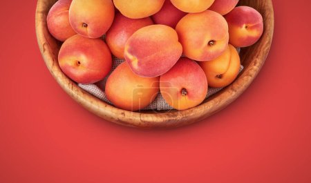 Foto de Albaricoques frescos en el tazón de madera bodegón de frutas maduras. Abr - Imagen libre de derechos