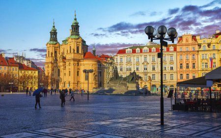 Foto de Praga, República Checa. Catedral de San Nicolás en el centro Antiguo - Imagen libre de derechos