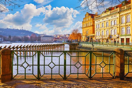 Téléchargez les photos : Prague, République tchèque. Vue panoramique sur la rivière Vltava avec vue bleue - en image libre de droit