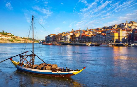 Altstadt von Porto, Portugal. Antikes Boot mit Portweinfässern