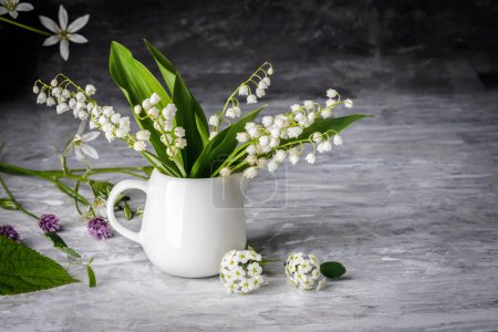 Téléchargez les photos : Bouquet printemps blanc Lys de la vallée. Nature morte florale sur gr - en image libre de droit