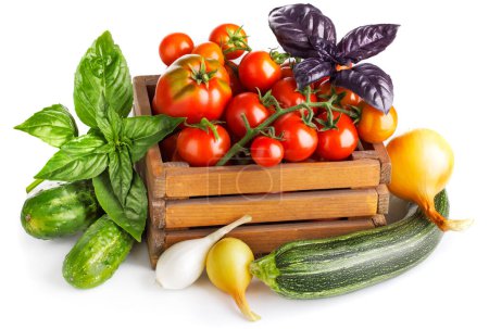 Téléchargez les photos : Légumes frais dans le panier. Isolé sur fond blanc - en image libre de droit