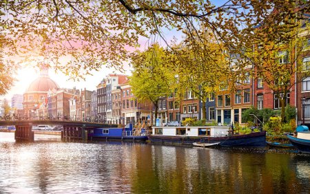 Foto de Ámsterdam, Países Bajos. Vista panorámica de la ciudad holandesa de otoño. Fam. - Imagen libre de derechos