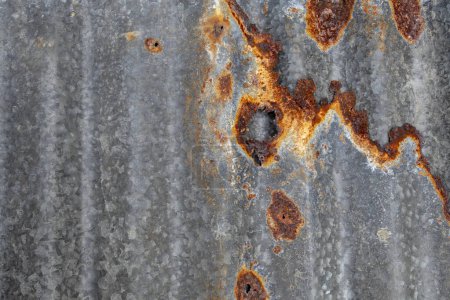 Foto de Background textued old zinc rust dirty roof at home - Imagen libre de derechos