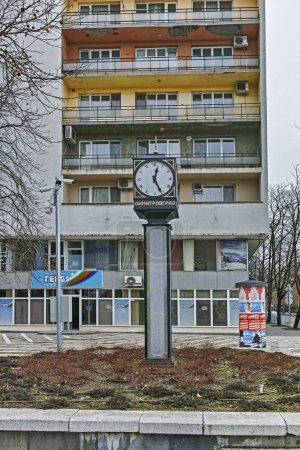 Téléchargez les photos : DIMITROVGRAD, BULGARIE - 1 FÉVRIER 2019 : Rue et bâtiment typiques dans la ville de Dimitrovgrad, région de Haskovo, Bulgarie - en image libre de droit