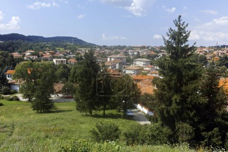 Téléchargez les photos : KALOFER, BULGARIE - 5 AOÛT 2018 : Panorama du centre de la ville historique de Kalofer, région de Plovdiv, Bulgarie - en image libre de droit