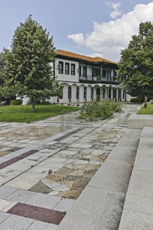 Téléchargez les photos : KALOFER, BULGARIE - 5 AOÛT 2018 : Panorama du centre de la ville historique de Kalofer, région de Plovdiv, Bulgarie - en image libre de droit
