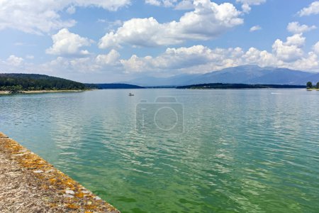 Panorama du réservoir de Zhrebchevo, région de Sliven, Bulgarie