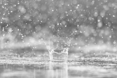 Foto de Gota de lluvia se estrella en una mesa - Imagen libre de derechos