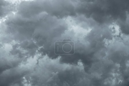 Téléchargez les photos : Orage et nuages formant - en image libre de droit