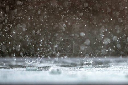 Foto de La lluvia y las gotas sobre la superficie - Imagen libre de derechos