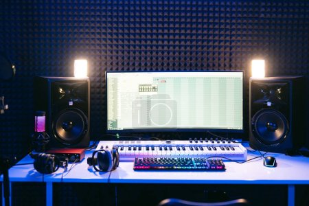 Foto de Estación de música del estudio. Consola de mezcla de audio profesional, pantalla, auriculares, luces, aislamiento de sonido - Imagen libre de derechos