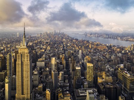 Téléchargez les photos : Panorama aérien des bâtiments de Manhattan, exemple de grande ville moderne. Vue vers le bas Manhattan - en image libre de droit