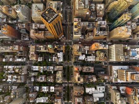Téléchargez les photos : Vue aérienne du haut vers le bas des bâtiments de New York Manhattan et des intersections de rues. Infrastructure de paysage urbain avec cabines jaunes - en image libre de droit