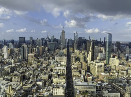Foto de New York City 5th Avenue, famoso destino de compras. Vista panorámica del paisaje urbano de los rascacielos de Midtown Manhattan - Imagen libre de derechos