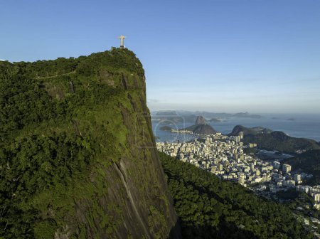 Foto de Cerro Corcovado con Cristo en la parte superior frente a la bahía de Botafogo y la montaña Sugarloaf. Vista aérea de bajo ángulo - Imagen libre de derechos