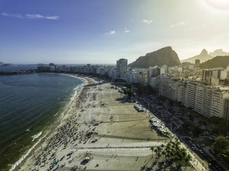 Téléchargez les photos : Copacabana Beach vue aérienne au coucher du soleil. Les gens se détendre et jouer sur le sable - en image libre de droit