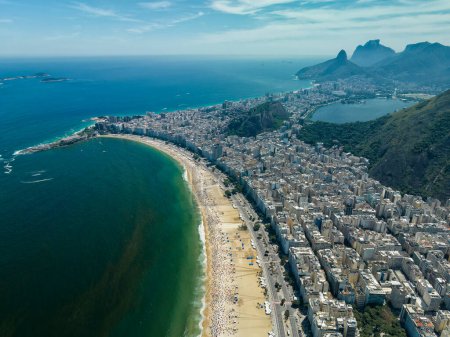 Téléchargez les photos : Vue aérienne à grand angle de Copacabana et de la plage d'Ipanema par une journée ensoleillée d'été. Ciel urbain, Rio de Janeiro, Brésil - en image libre de droit