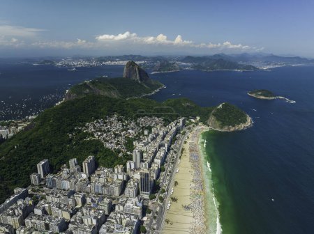 Téléchargez les photos : Vue aérienne à grand angle de la plage de Copacabana par une journée ensoleillée d'été. Ciel urbain, Rio de Janeiro, Brésil - en image libre de droit