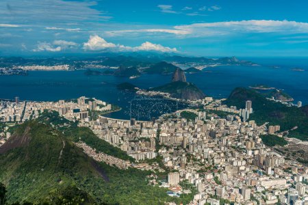 Téléchargez les photos : Panorama panoramique de Rio de Janeiro, Brésil. Vue grand angle sur la baie de Botafogo - en image libre de droit