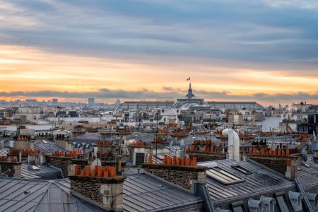 Téléchargez les photos : Lever de soleil au-dessus de Paris skyline, France. Vue depuis le toit de la vieille ville - en image libre de droit