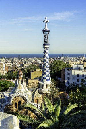 Téléchargez les photos : Vue sur la ville depuis le parc Guell à Barcelone, Espagne - en image libre de droit
