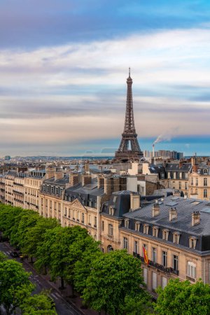 Téléchargez les photos : Tour Eifel contre le ciel coloré et la vieille ville de Paris, France - en image libre de droit