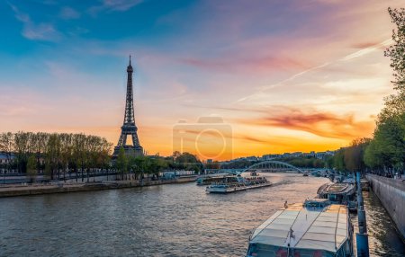 Téléchargez les photos : La tour Eiffel dans la ville de Paris au coucher du soleil - en image libre de droit