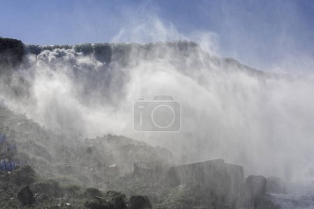 Foto de Masa de agua que baja de las cataratas del Niágara, niebla de agua se eleva sobre la cascada - Imagen libre de derechos