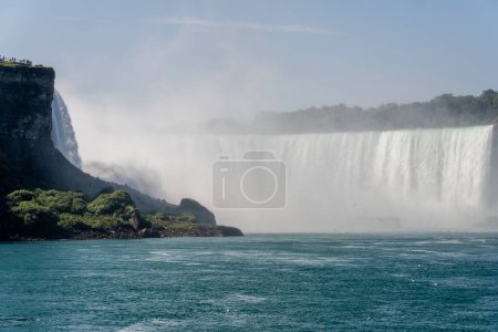 Téléchargez les photos : Panorama des énormes écoulements d'eau dans la cascade, chute d'eau en fer à cheval à Niagara - en image libre de droit