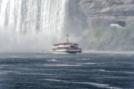 Téléchargez les photos : Tour bateau naviguant vers d'énormes débits d'eau le long de la cascade, chute d'eau en fer à cheval à Niagara - en image libre de droit