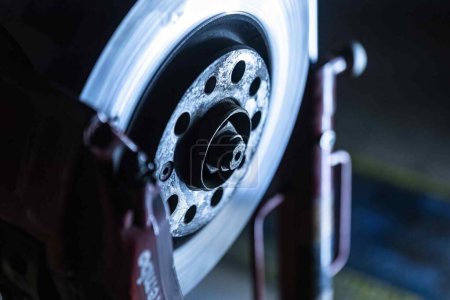 Foto de Milán, Italia 29 de octubre de 2022: Brembo disc brake sport car detail workshop maintenance - Imagen libre de derechos