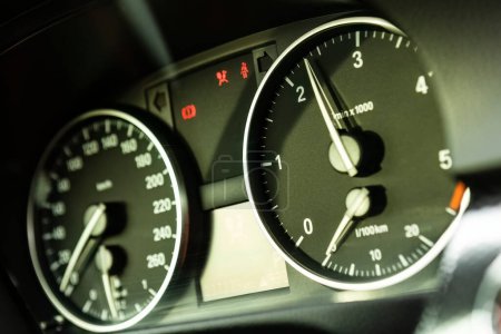 Téléchargez les photos : Sport voiture moderne tachymètre détail - en image libre de droit