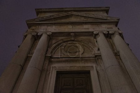 Téléchargez les photos : Masonic Church in Venice, Freemasons in Venice and the Church of Saint Mary Magdalene at night. - en image libre de droit