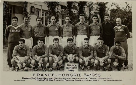 Foto de Roma, Italia mayo 1951: Un retrato clásico de la selección francesa de fútbol en 1956, posando juntos en sus uniformes. - Imagen libre de derechos