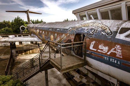 Téléchargez les photos : Une photographie saisissante capturant la décomposition et la désolation d'un aéronef abandonné, témoignage du passage du temps. - en image libre de droit