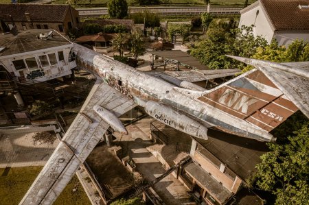 Téléchargez les photos : Vue aérienne d'un avion abandonné, à gauche pour se désintégrer - en image libre de droit