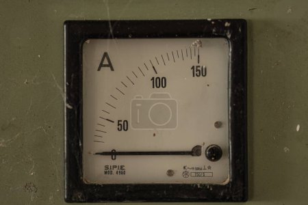 Foto de Milán, Italia 19 de agosto de 2023: Vista detallada de amperímetros antiguos y obsoletos de alta tensión que ilustran el patrimonio de la ingeniería eléctrica. - Imagen libre de derechos