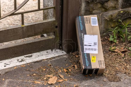 Foto de Milán, Italia 19 de agosto de 2023: Amazon parcela descuidadamente caído y dejado en el suelo por el mensajero de entrega. - Imagen libre de derechos