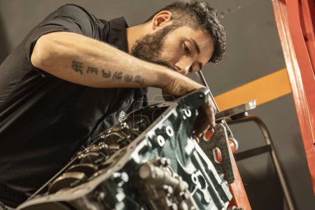 Téléchargez les photos : Milan, Italie 23 octobre 2023 : Un mécanicien répare méticuleusement et restaure un moteur vintage à sa gloire d'origine. - en image libre de droit