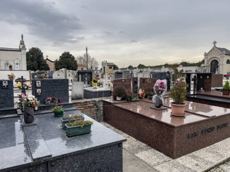Téléchargez les photos : Milan, Italie 11 janvier 2024 : Images sombres d'un cimetière et de tombes par une journée nuageuse, symbolisant la tristesse et le concept de mortalité. - en image libre de droit