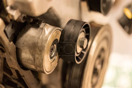 Foto de Foto centrada en las intrincadas poleas de un motor de coche, destacando su papel esencial en la función. - Imagen libre de derechos