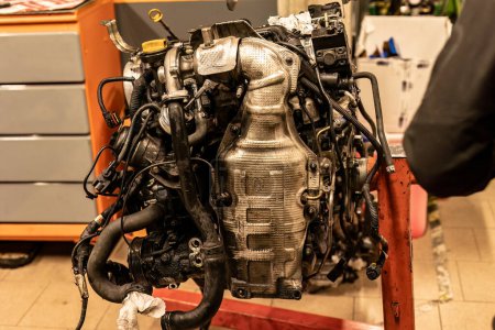 Foto de Foto de primer plano del filtro de partículas de un motor diesel desmontado, que simboliza el mantenimiento esencial de la FAP. - Imagen libre de derechos