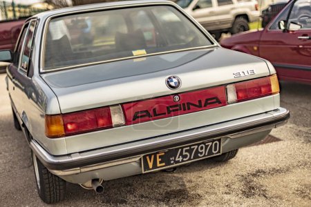 Téléchargez les photos : Vicence, Italie 19 mars 2024 : Un modèle BMW 318 E30 vintage capturé dans un cadre urbain élégant. - en image libre de droit