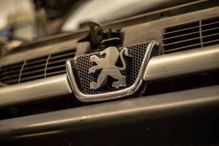 Téléchargez les photos : Milan, Italie 9 avril 2024 : Gros plan sur l'emblème emblématique Peugeot sur une voiture. - en image libre de droit
