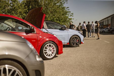Téléchargez les photos : Photo montrant des voitures exposées lors d'un événement de tuning automobile. - en image libre de droit