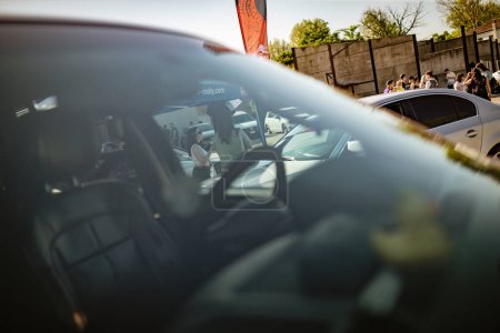 Foto de Foto con coches exhibidos en un evento de tuning automotriz. - Imagen libre de derechos
