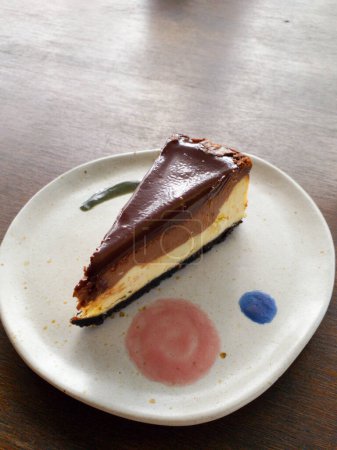 Téléchargez les photos : Photographie d'un gâteau au fromage au chocolat sur plaque blanche - en image libre de droit