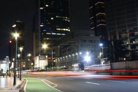 Téléchargez les photos : Rue MH Thamrin la nuit, l'une des principales rues de Jakarta, Indonésie, 9 octobre 2022 - en image libre de droit